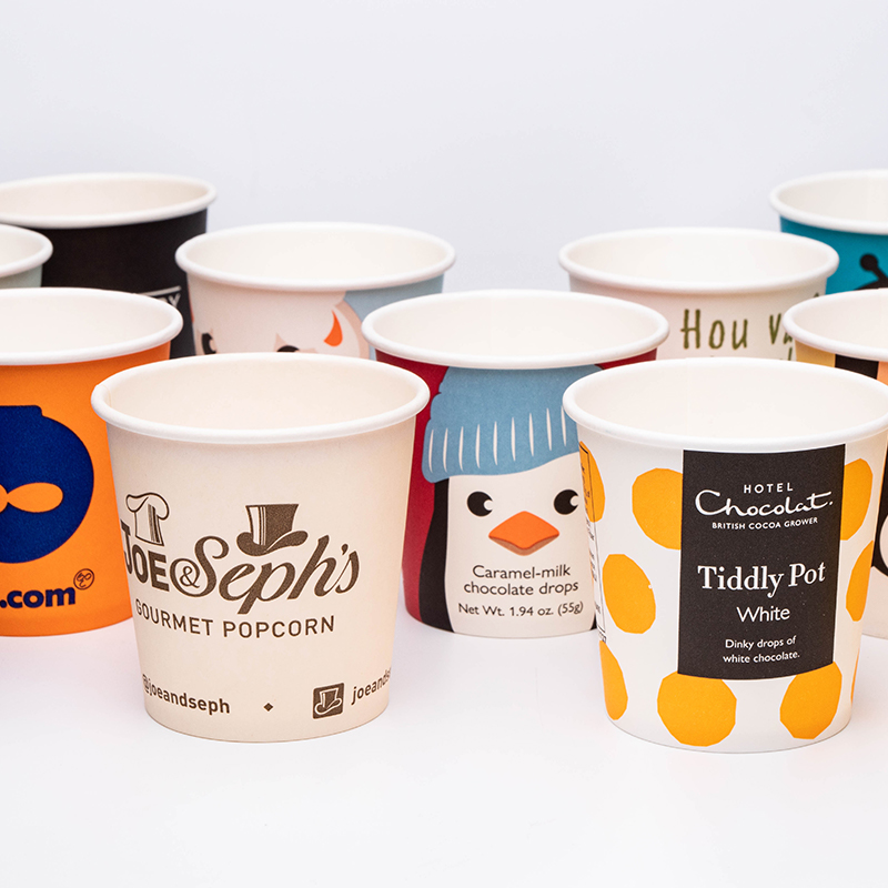 Jeden nástenný papierový pohár