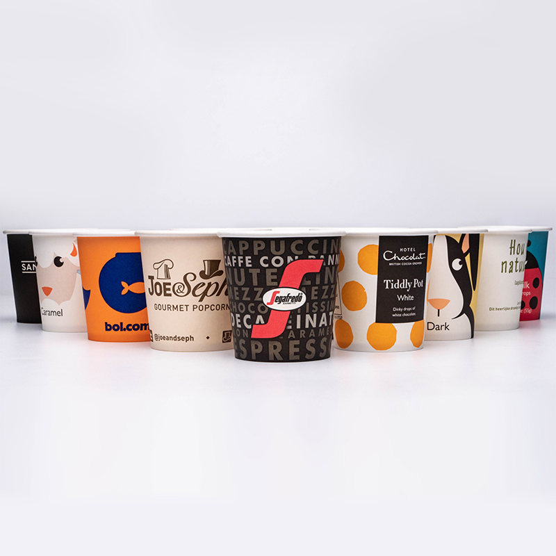 Jeden nástenný papierový pohár