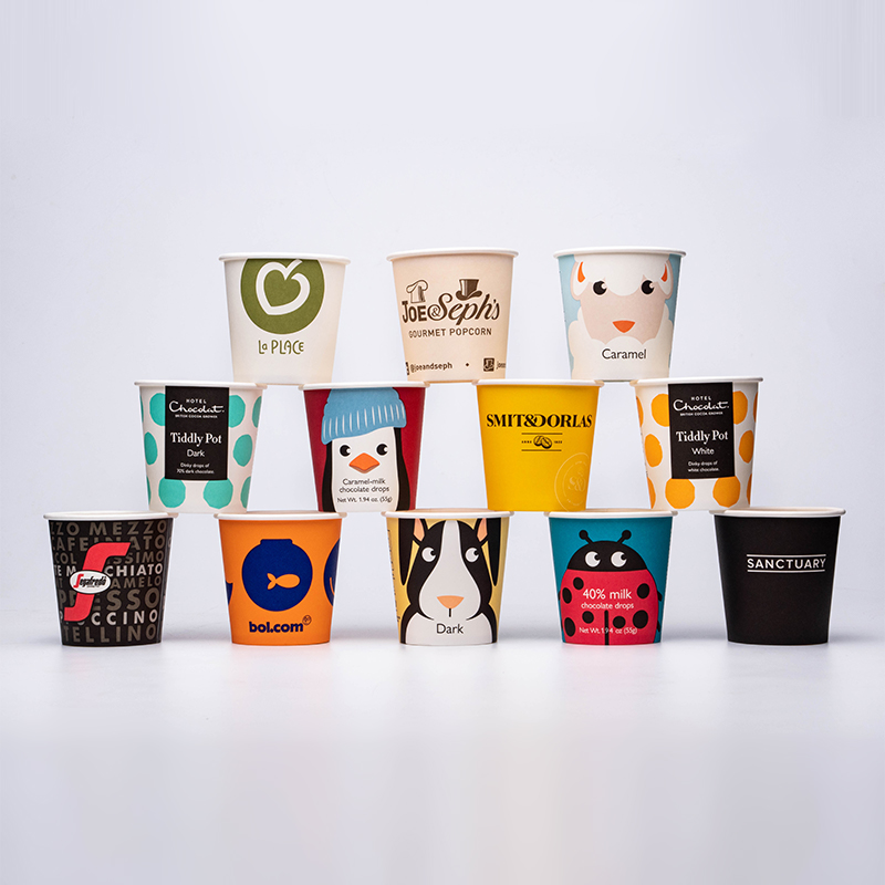 Jeden nástenný papierový pohár