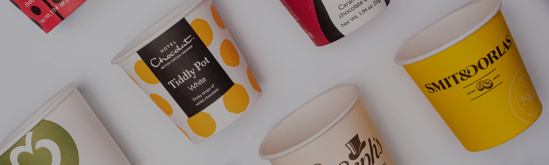 Jeden nástenný papierový pohár